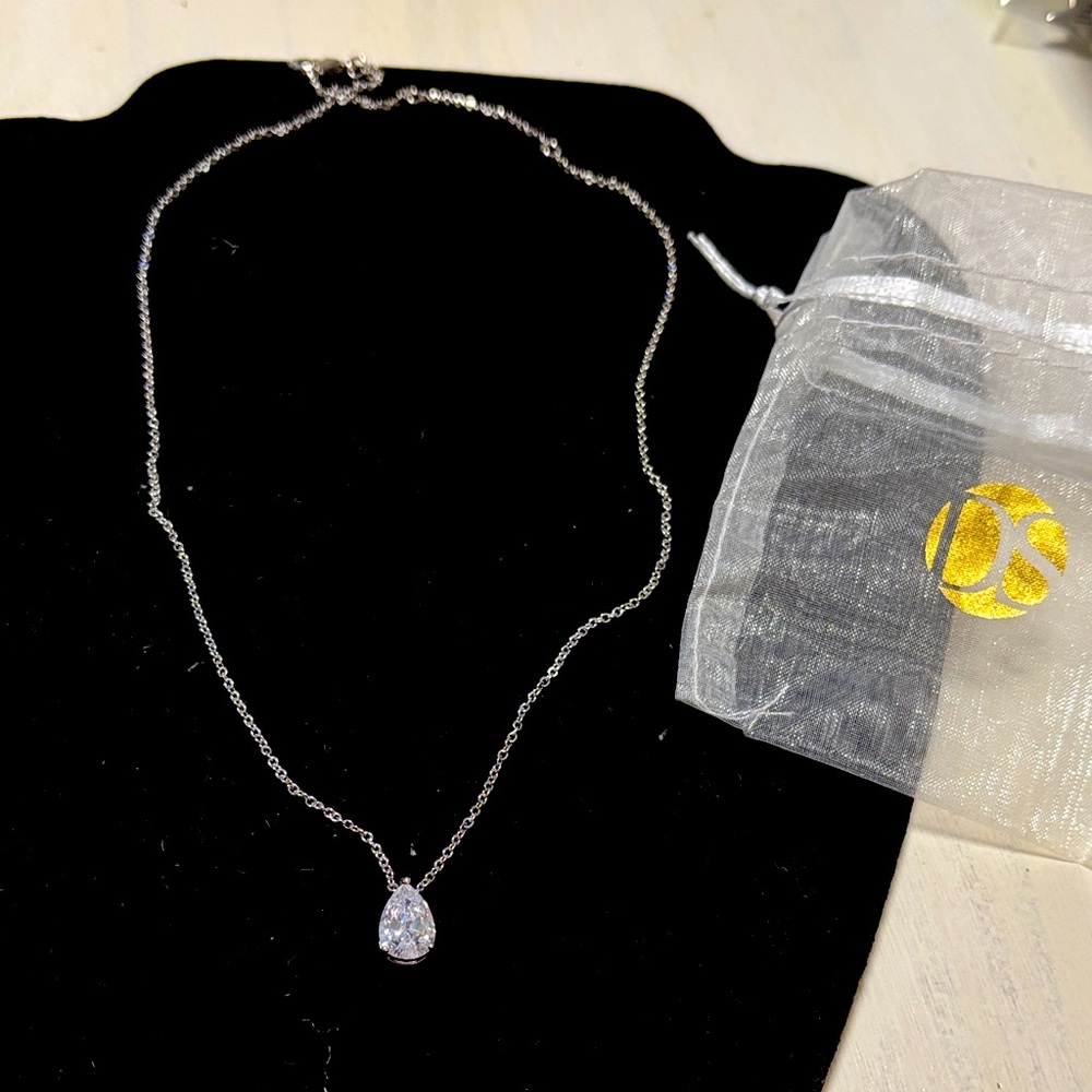 Daniela Swaebe pear cut Elegant Silver tone Pendant Necklace